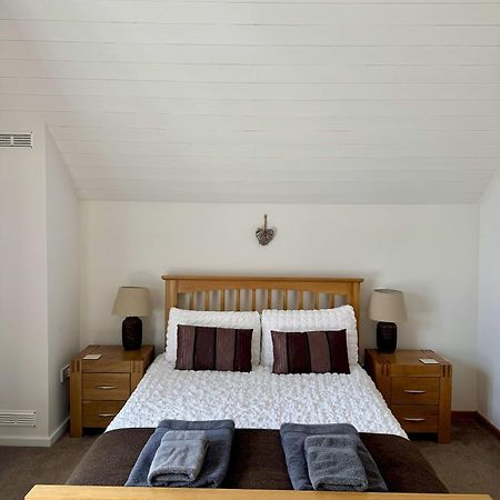 Medway Hot Tub Lodge South Cerney Exteriér fotografie