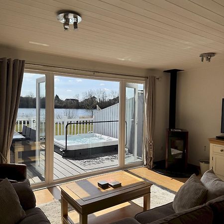 Medway Hot Tub Lodge South Cerney Exteriér fotografie