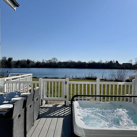 Medway Hot Tub Lodge South Cerney Exteriér fotografie