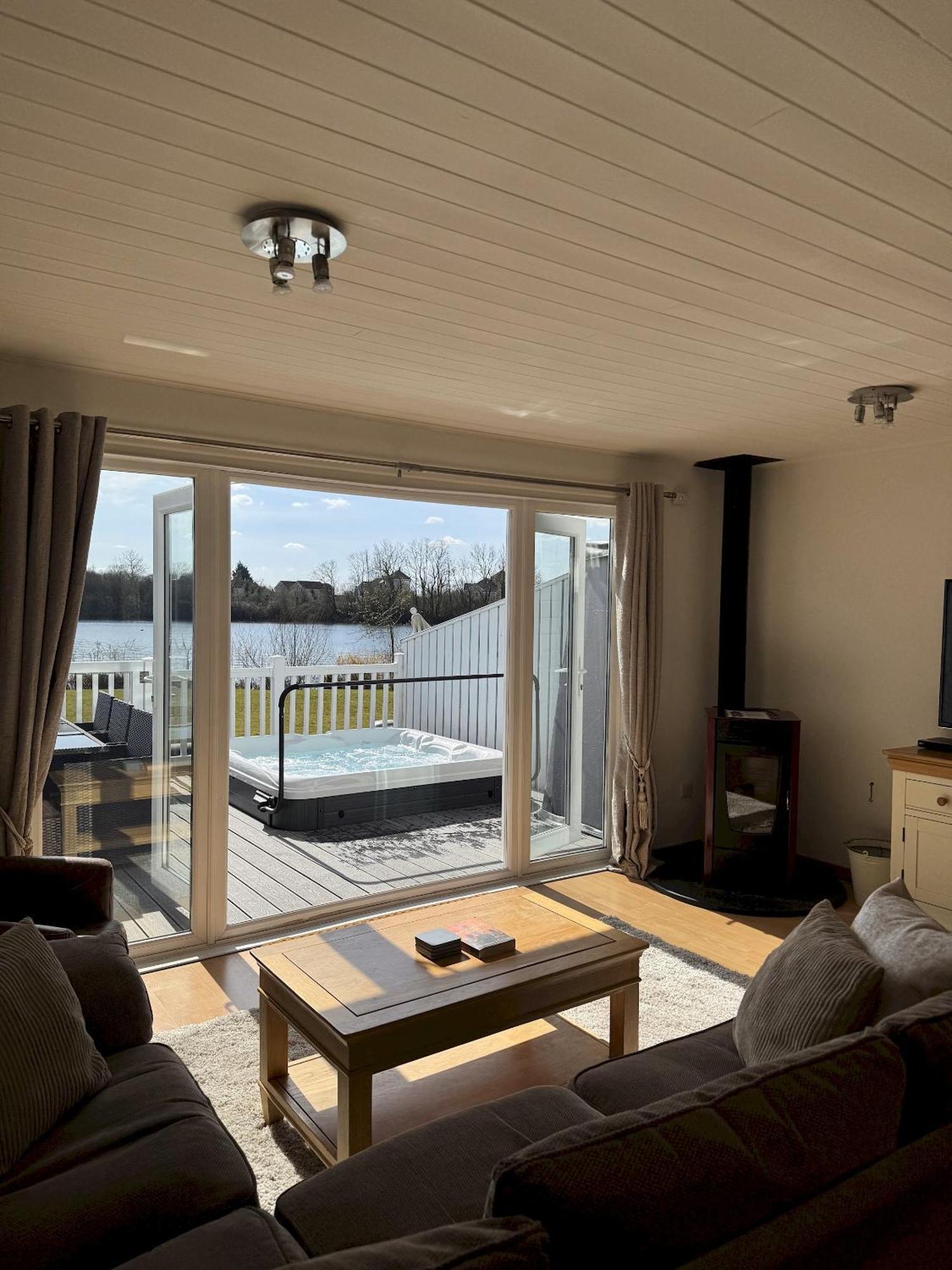 Medway Hot Tub Lodge South Cerney Exteriér fotografie