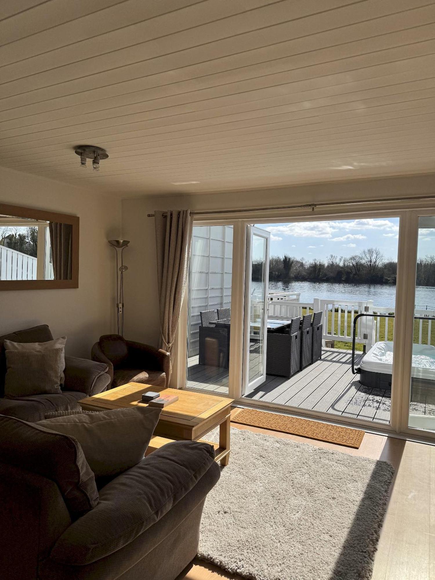 Medway Hot Tub Lodge South Cerney Exteriér fotografie