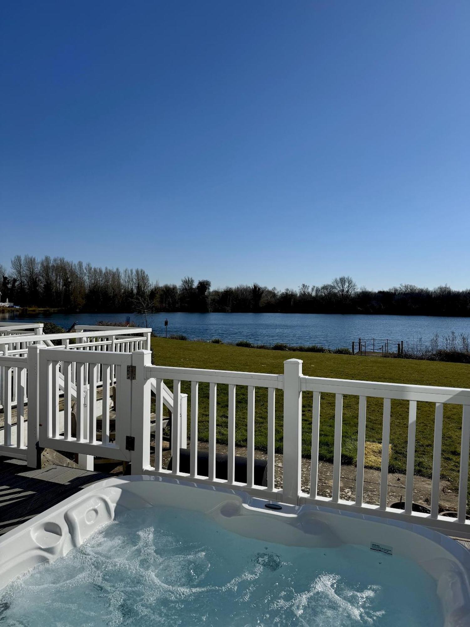 Medway Hot Tub Lodge South Cerney Exteriér fotografie