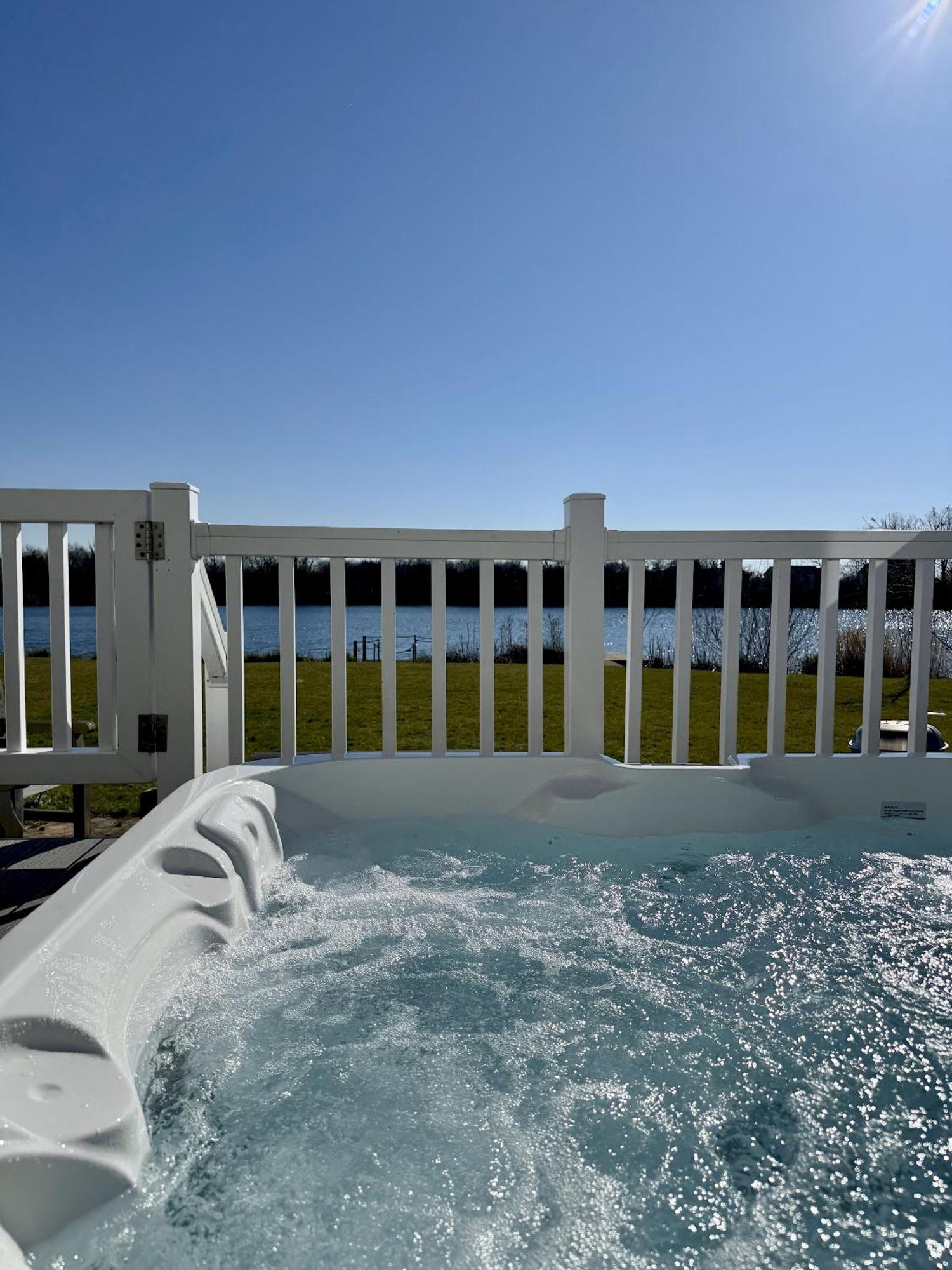 Medway Hot Tub Lodge South Cerney Exteriér fotografie