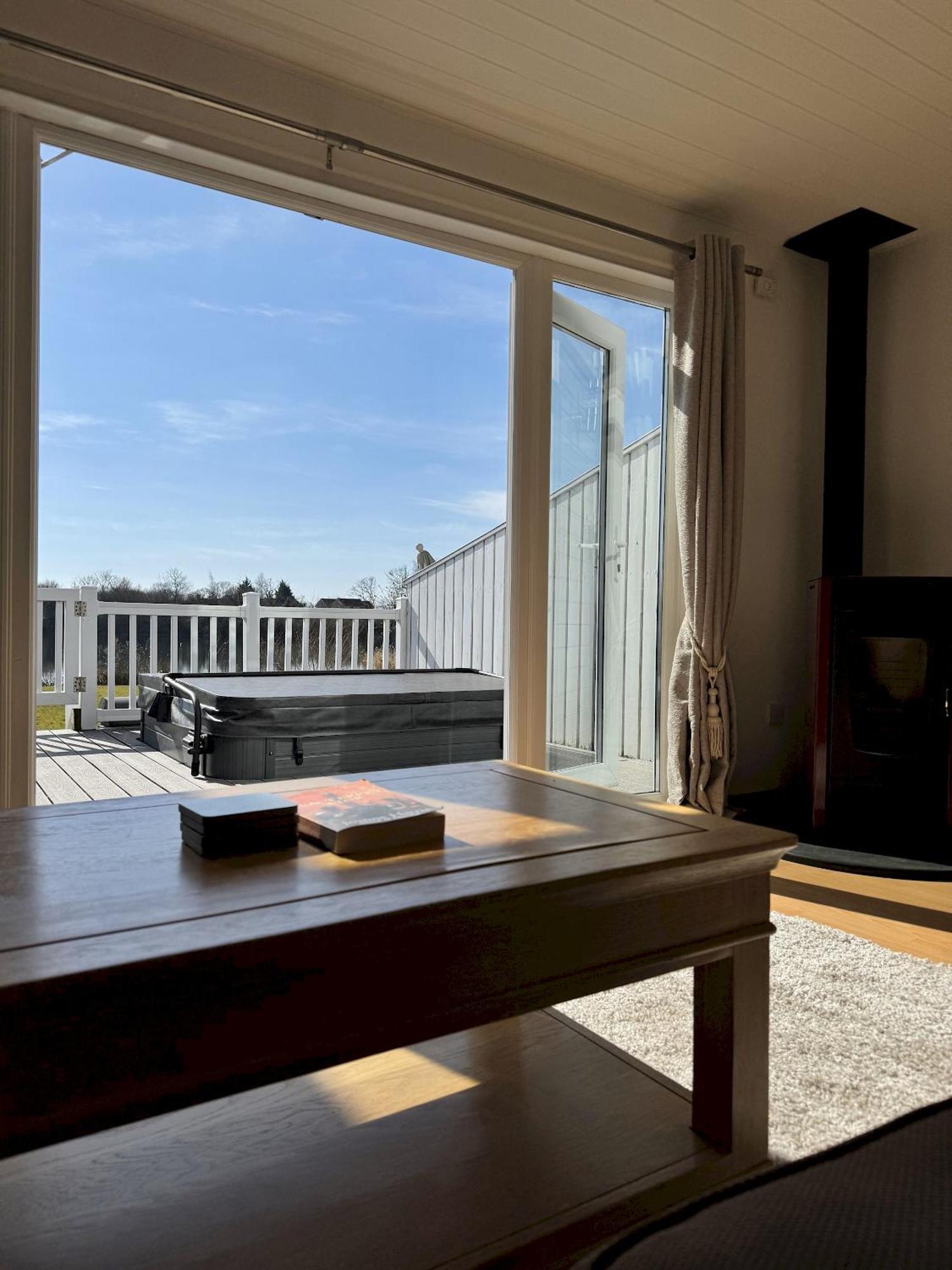 Medway Hot Tub Lodge South Cerney Exteriér fotografie
