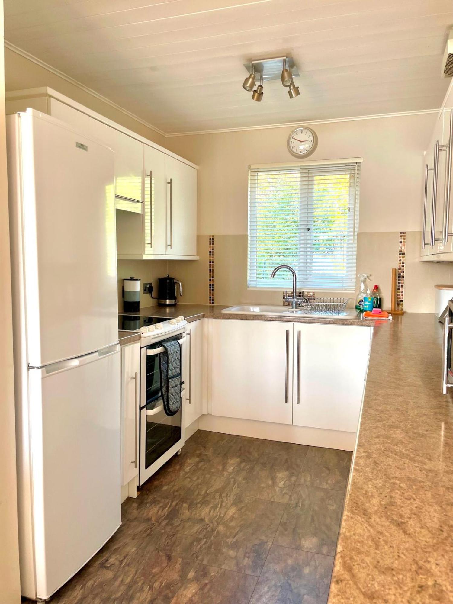 Medway Hot Tub Lodge South Cerney Exteriér fotografie