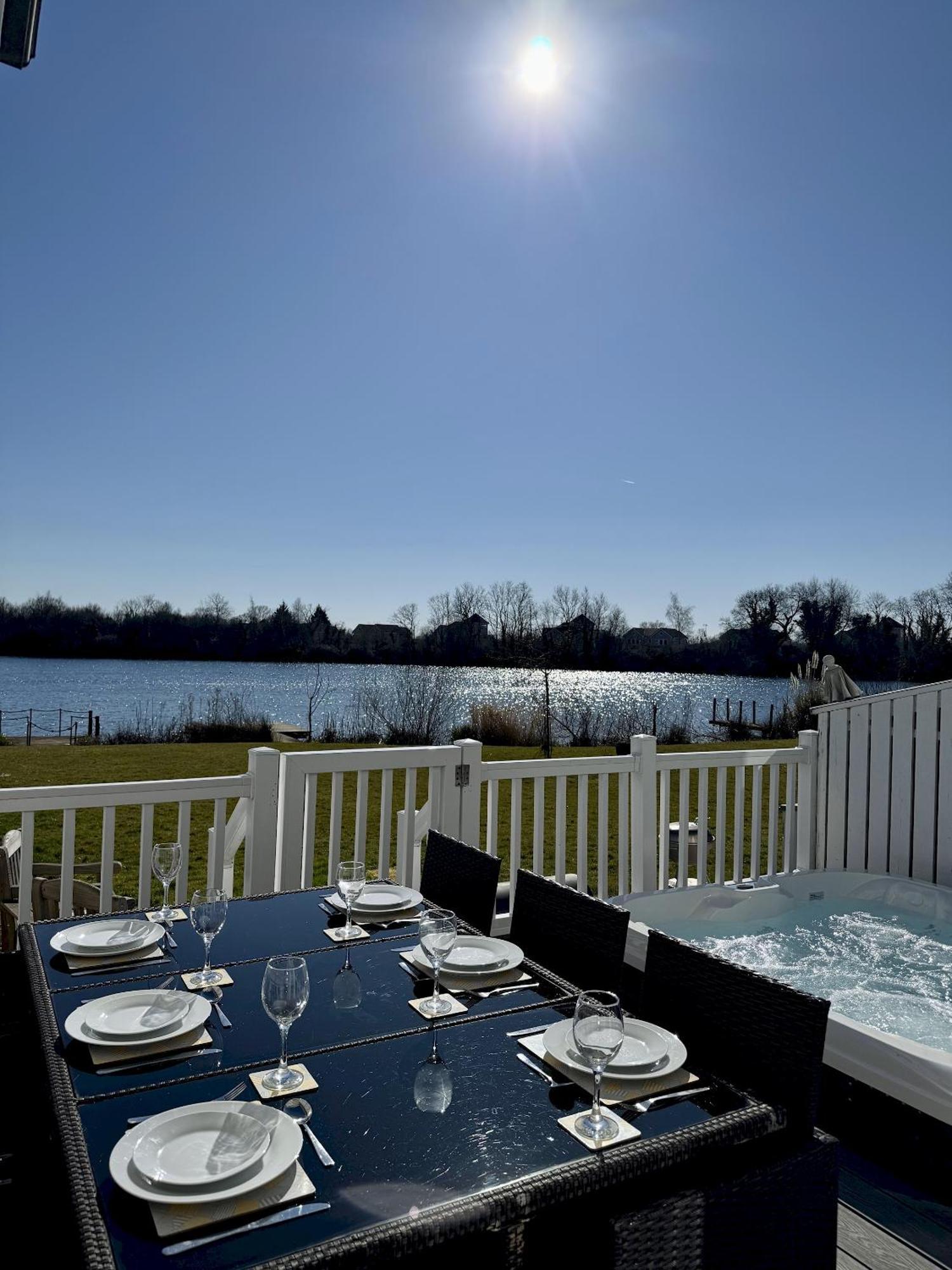 Medway Hot Tub Lodge South Cerney Exteriér fotografie