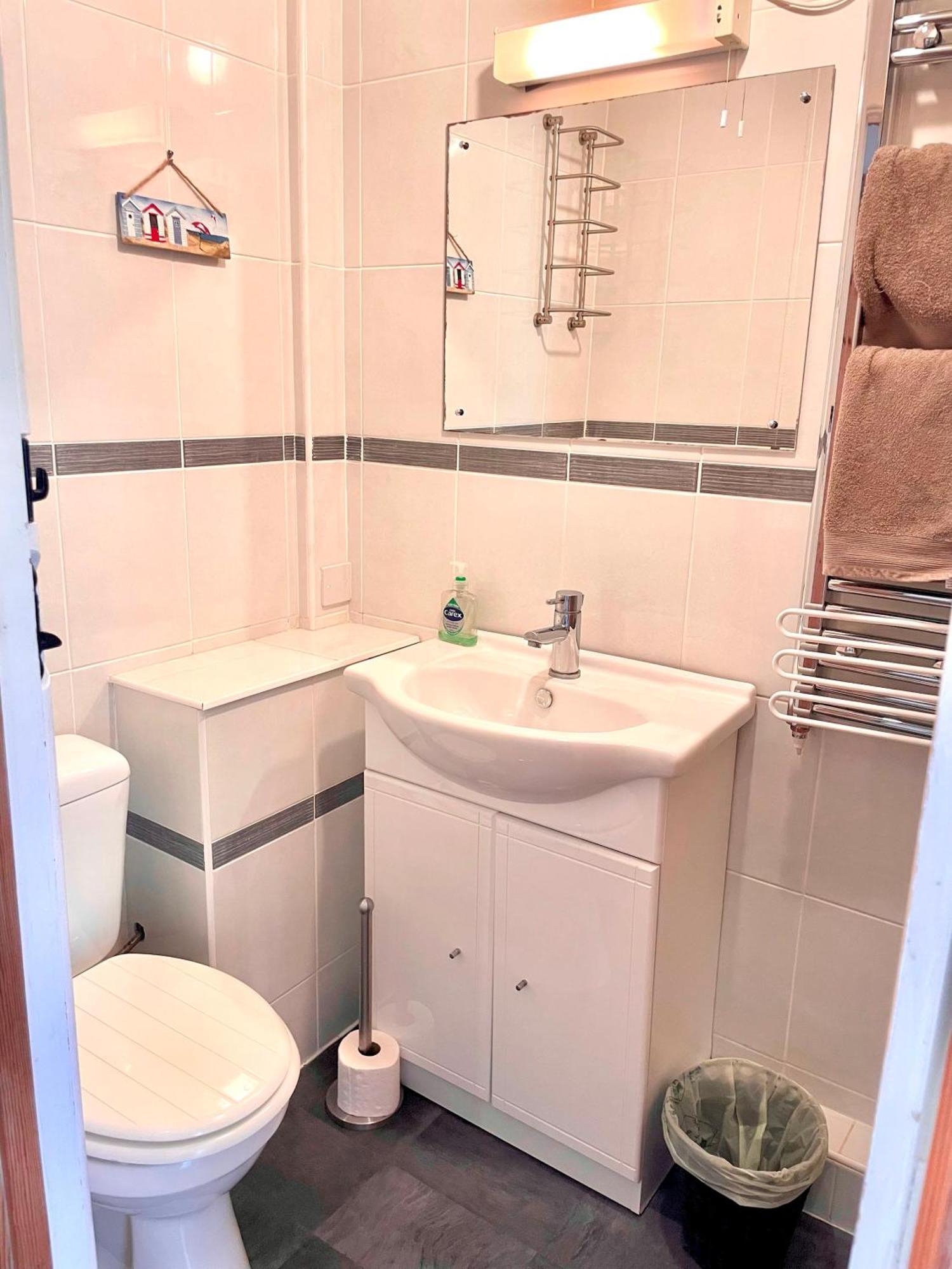Medway Hot Tub Lodge South Cerney Exteriér fotografie
