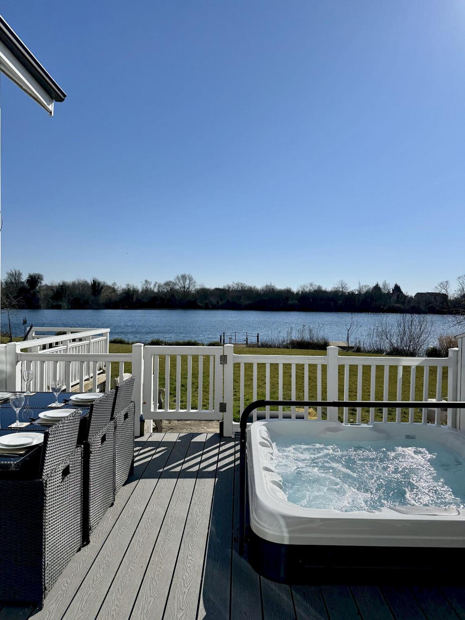 Medway Hot Tub Lodge South Cerney Exteriér fotografie
